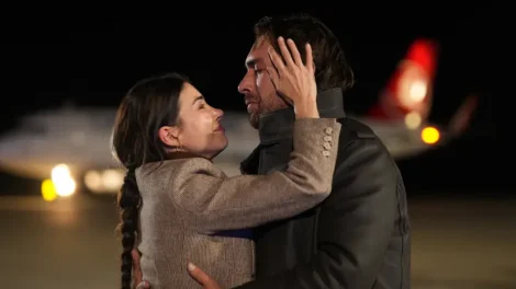 عرض الحلقة التاسعة من «هذا البحر سوف يفيض» يثير تفاعلاً كبيراً… ودنيز بايسال كانت محقّة