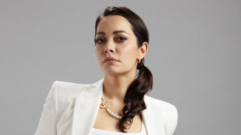 سيزين أكباش أغولاري تنضم إلى مسلسل الحسد بدور المدعي العام دفنه